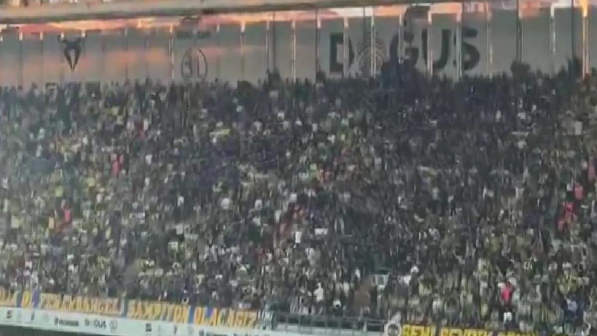 Fenerbahçe tribünlerinde ‘yönetim istifa’ tezahüratları