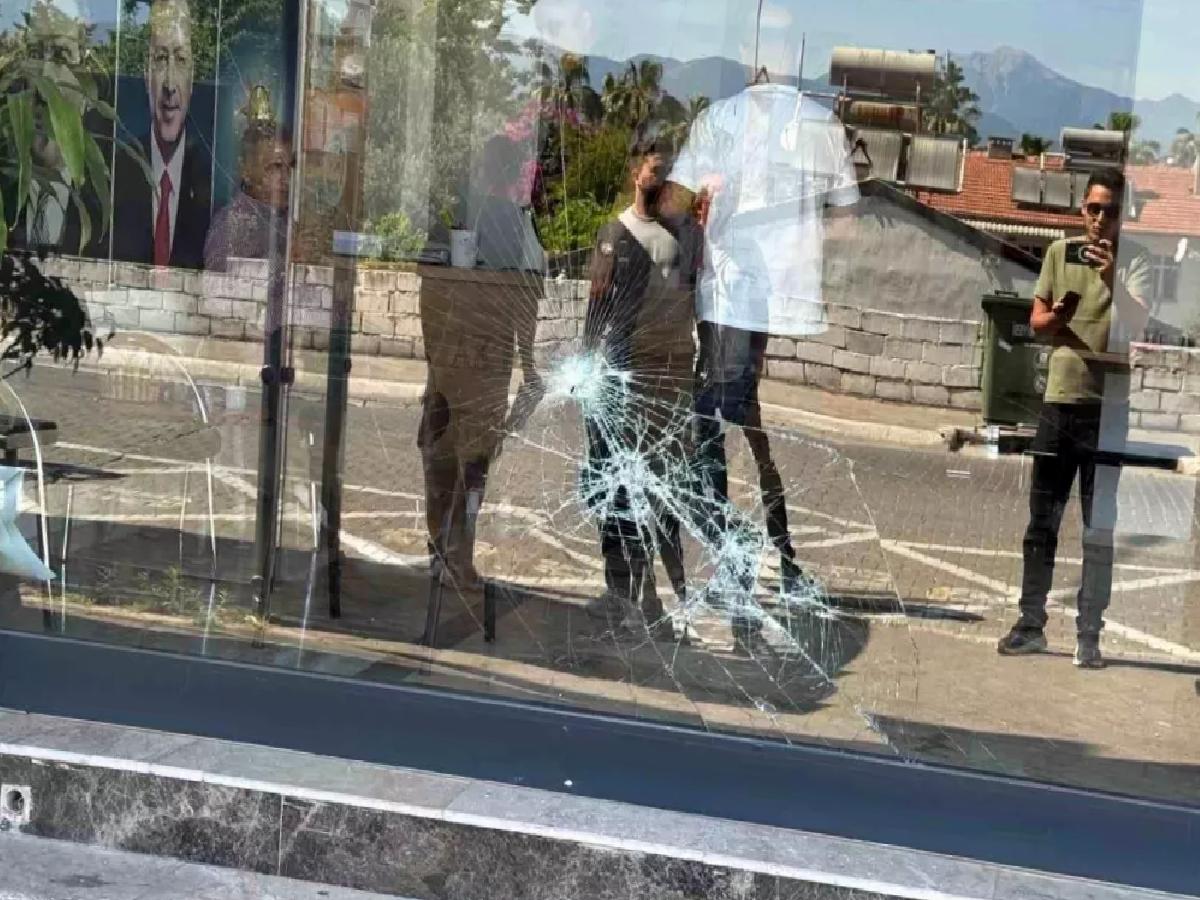 Fethiye’de AK Parti Binasına Taşlı Hücum