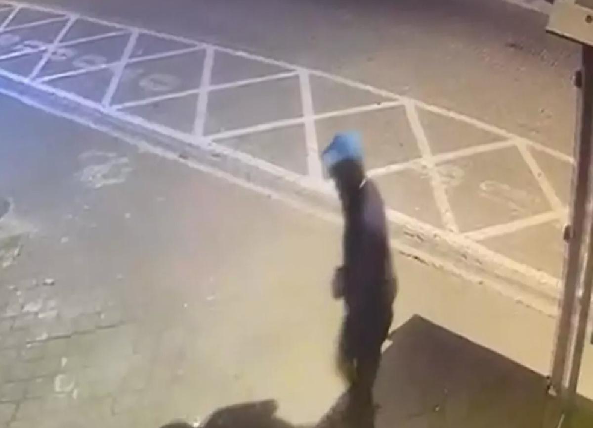 Fethiye’de AK Parti binasına taşlı taarruz