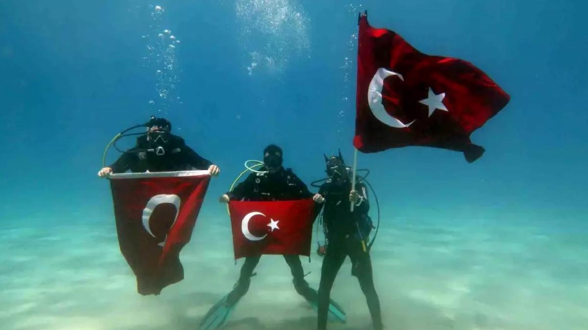 Fethiye’de Dalgıçlar 19 Mayıs’ı Deniz Tabanında Kutladı