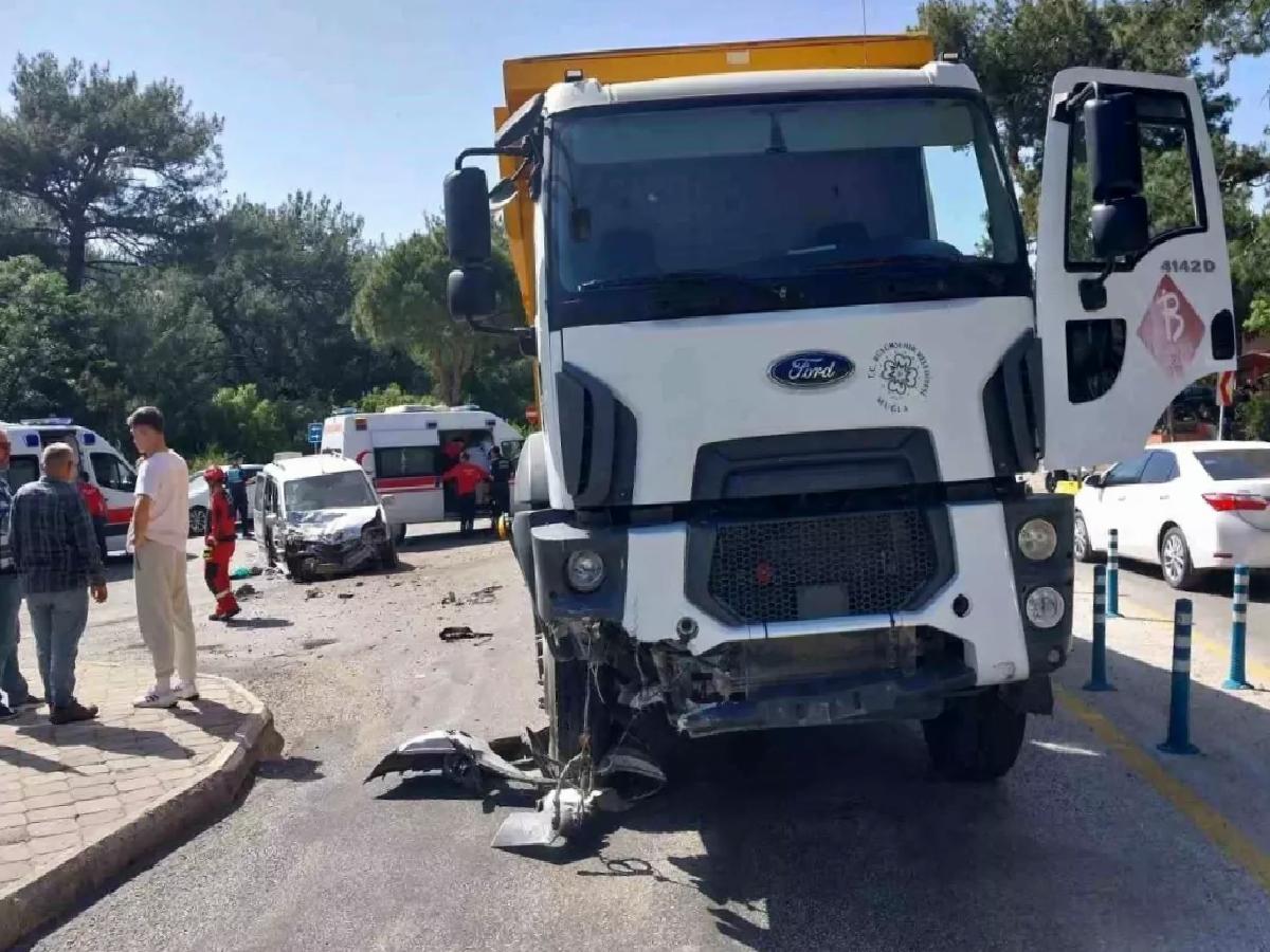 Fethiye’de Kamyon ve Kamyonet Çarpıştı: 2 Yaralı