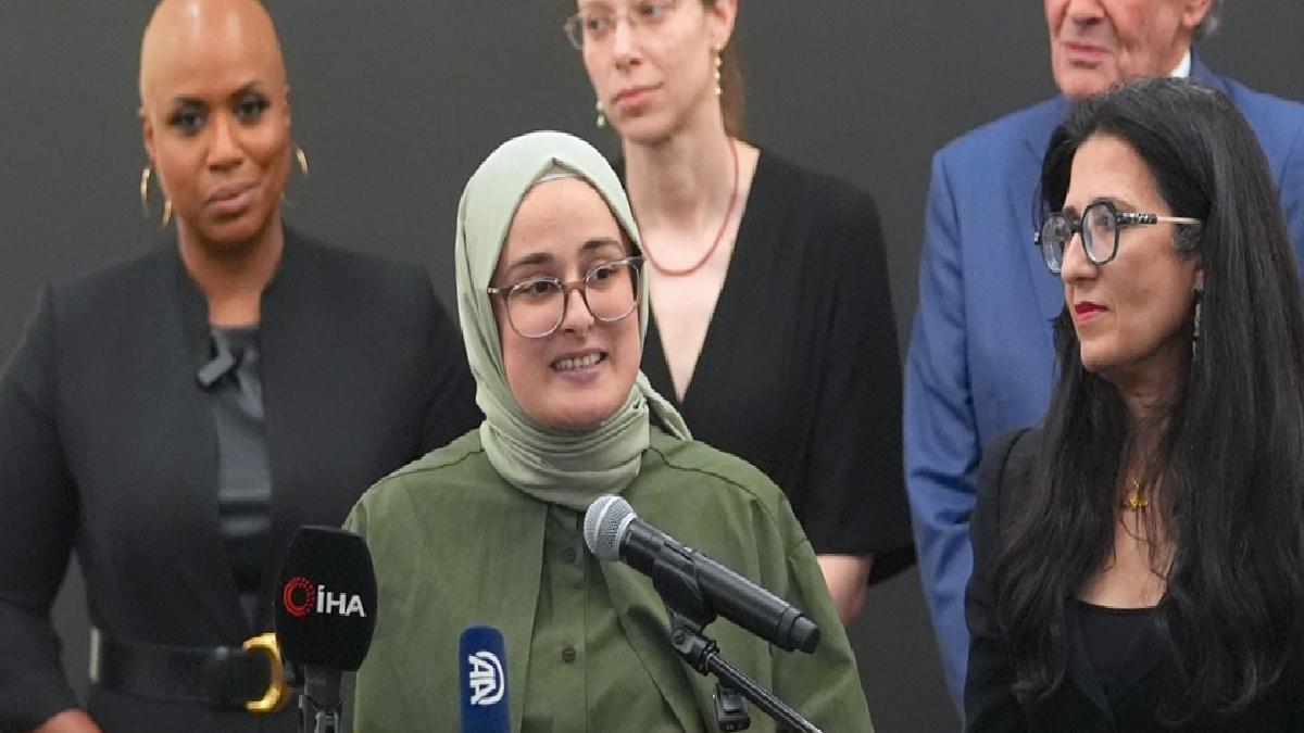 Filistin’e dayanak verdiği gerekçesiyle gözaltında tutulan Rümeysa Öztürk, özgürlüğüne kavuştu