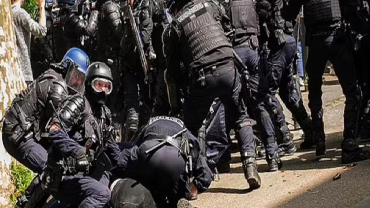 Fransız polisi, 1 Mayıs şovlarında protestoculara şiddet uyguladı