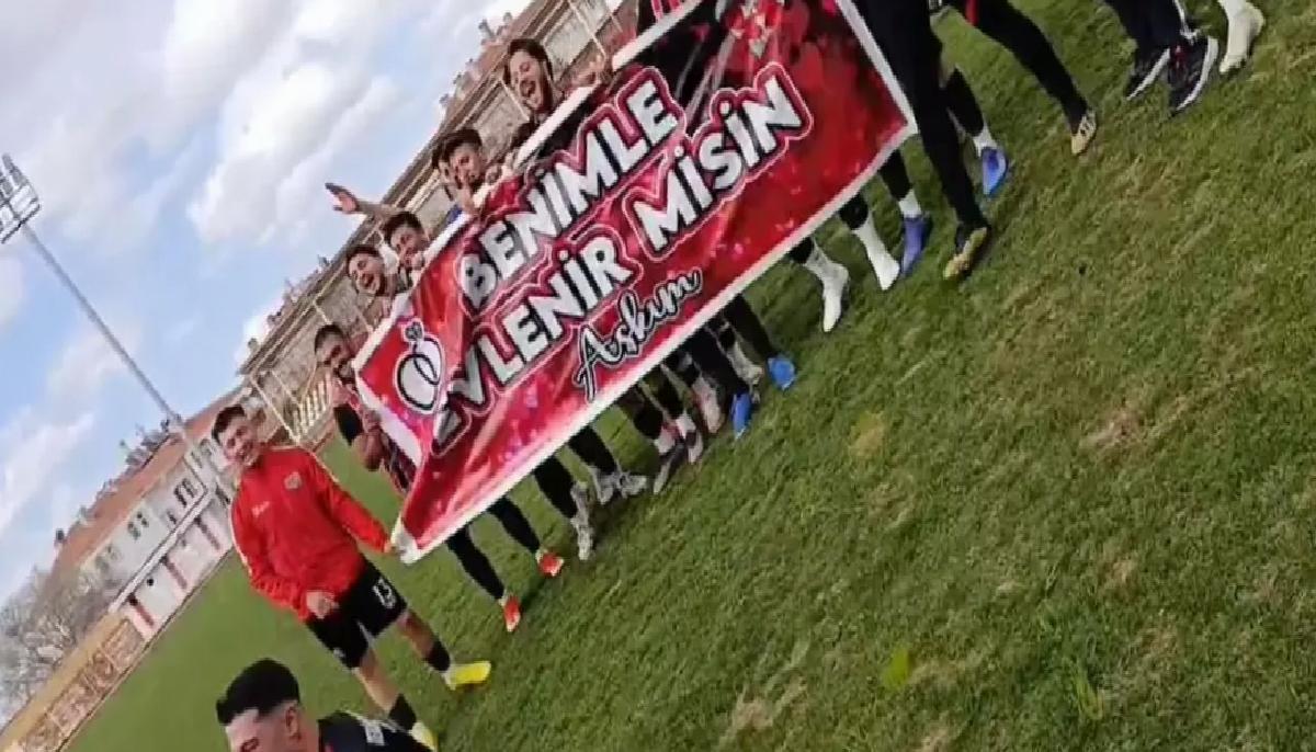 Futbol Maçında Romantik Evlilik Teklifi