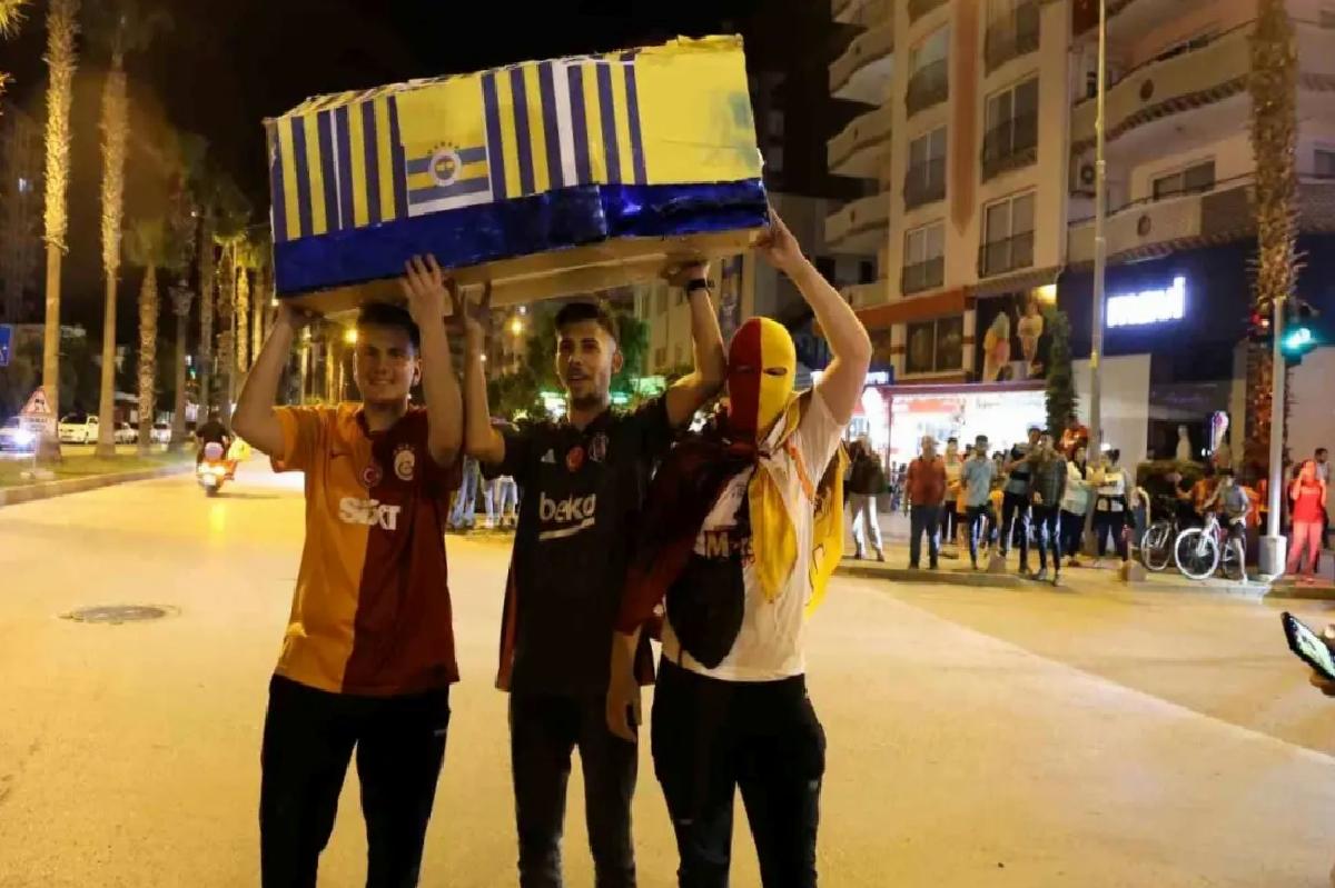 Galatasaray Şampiyonluğunu Fenerbahçe Bayrağı ile Kutladı