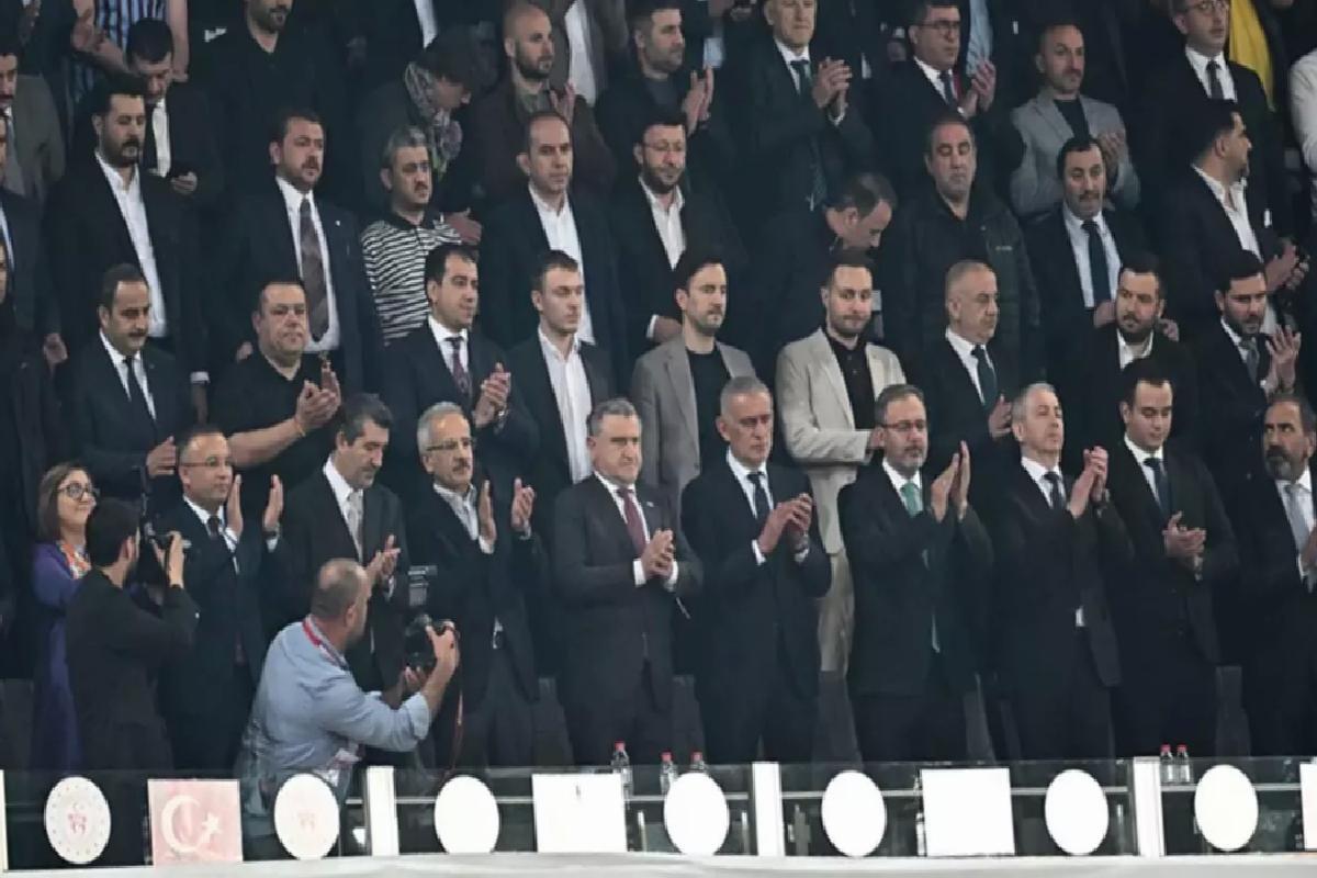 Galatasaray taraftarından İbrahim Hacıosmanoğlu’na tepki! Elini sıkmadı