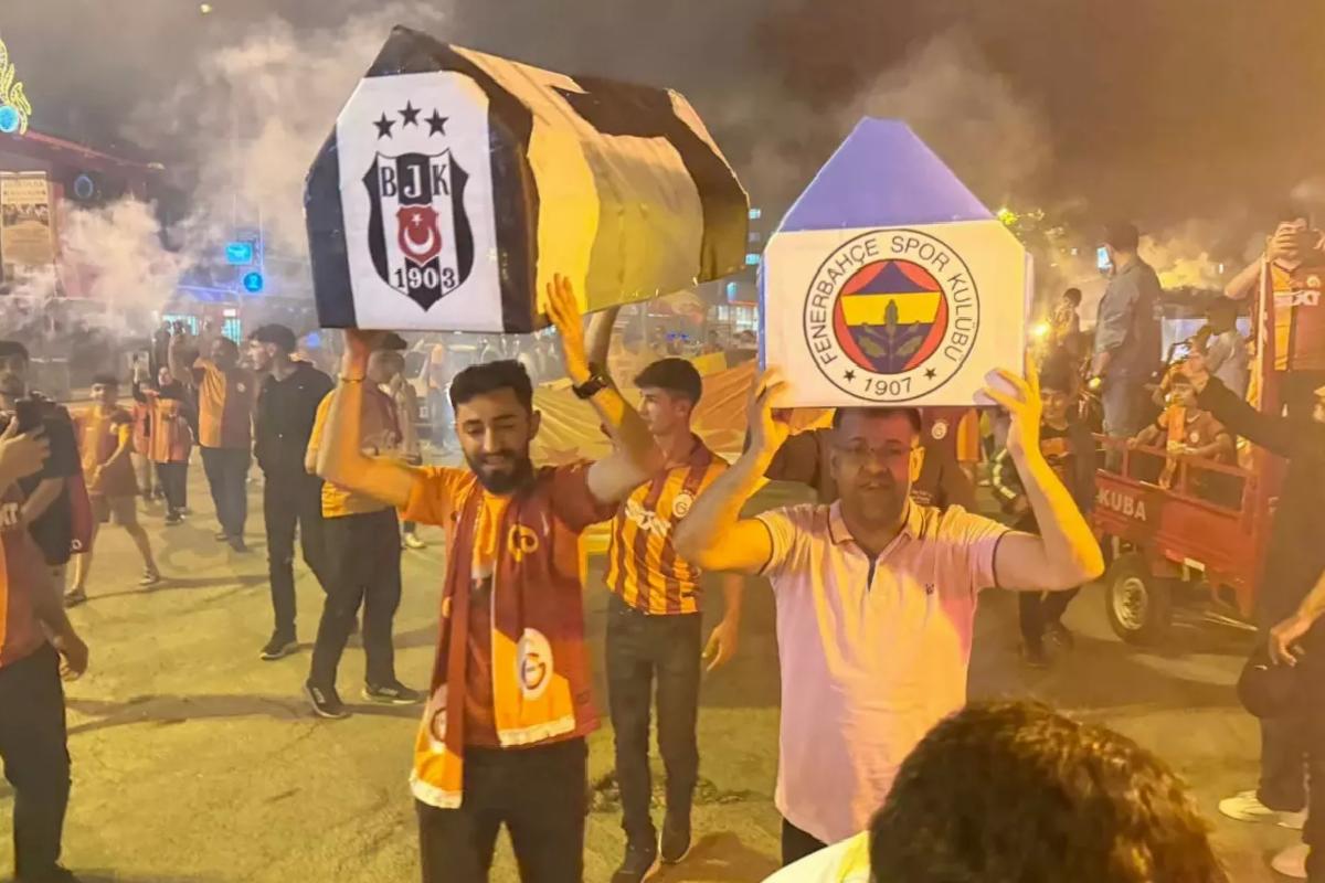 Galatasaraylı taraftarlar şampiyonluğu Fenerbahçe ve Beşiktaş tabutu ile kutladı