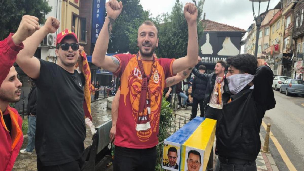 Galatasaraylı taraftarlardan Fenerbahçe’ye tabut göndermesi