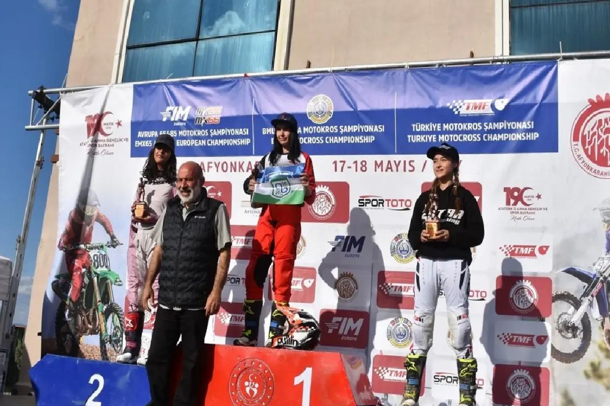 Genç Kızlar Motokros Hayallerini Peşinde