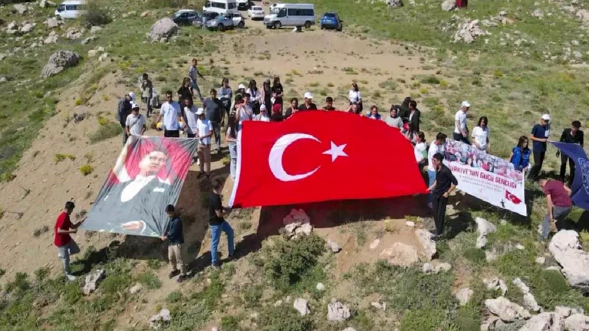 Gençler Kurdek Dağı’nda Bayram Coşkusu