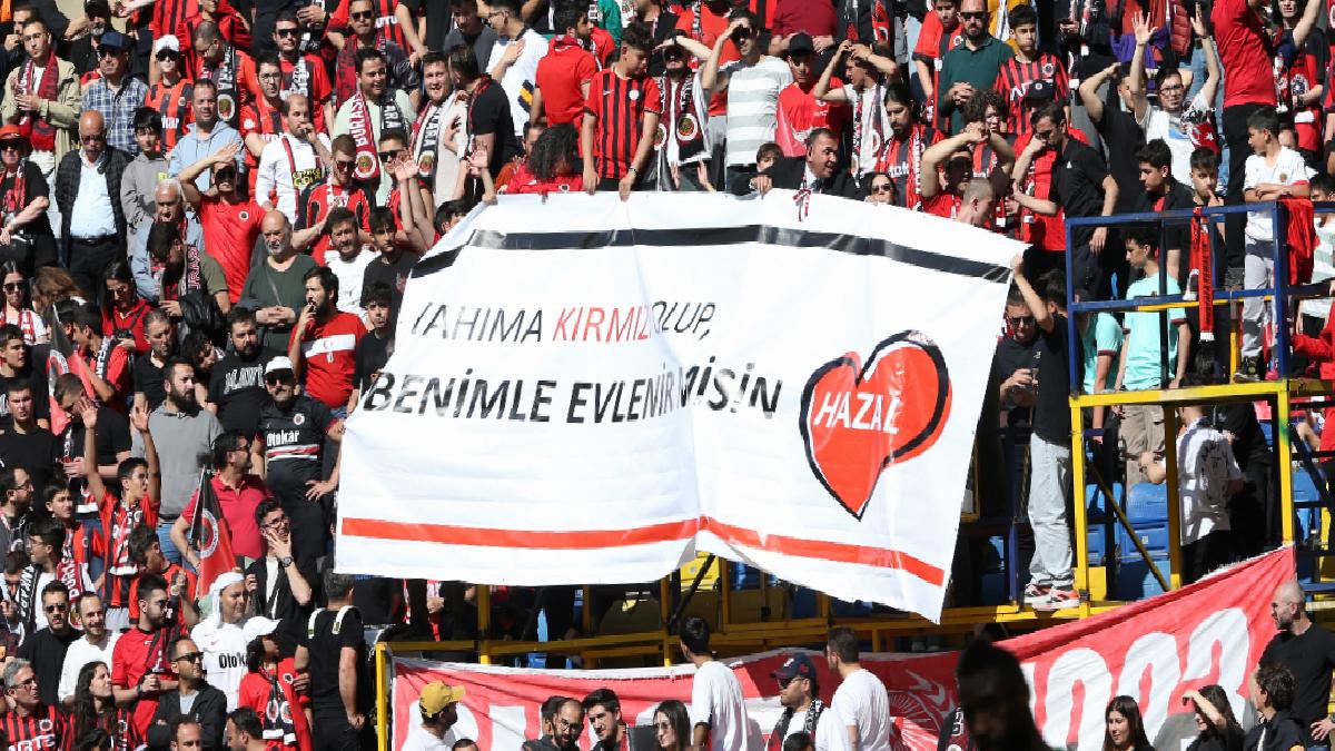Gençlerbirliği tribününde evlilik teklifi