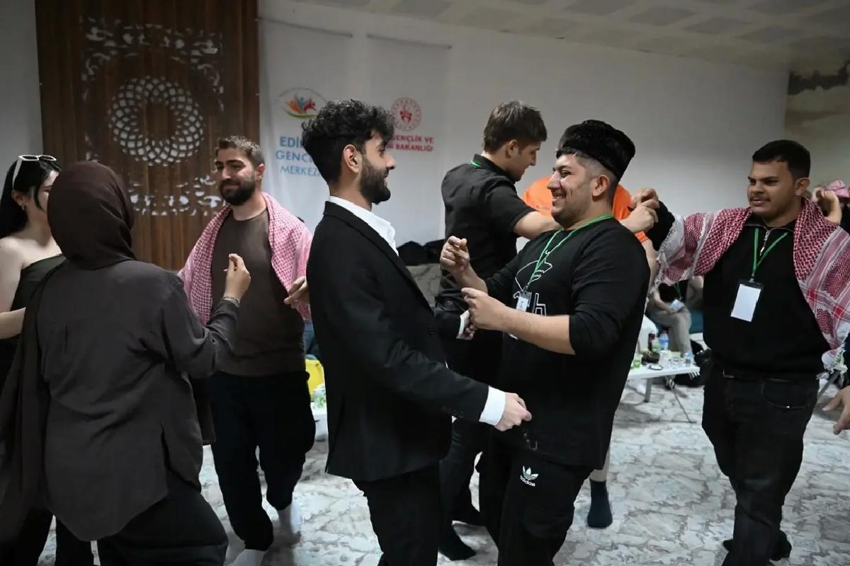 Gençlerden Bağımlılıkla Çaba İşbirliği