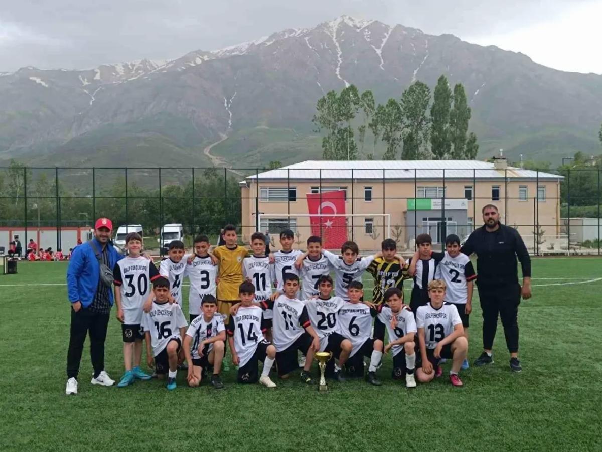 Gevaş’ta Futbol Turnuvası Şampiyonu Özalp Gençlikspor
