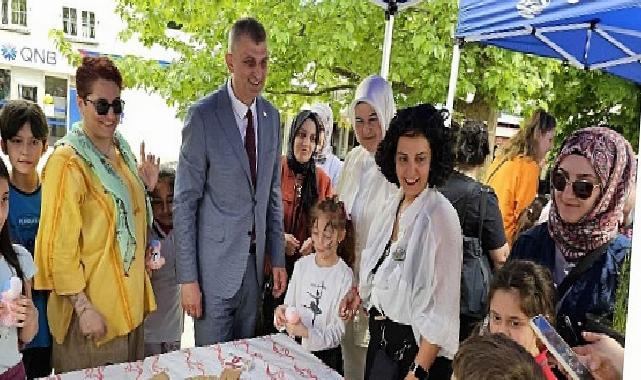 Gölcüklü Çocuklar elleriyle Annelerine Armağan Yaptı