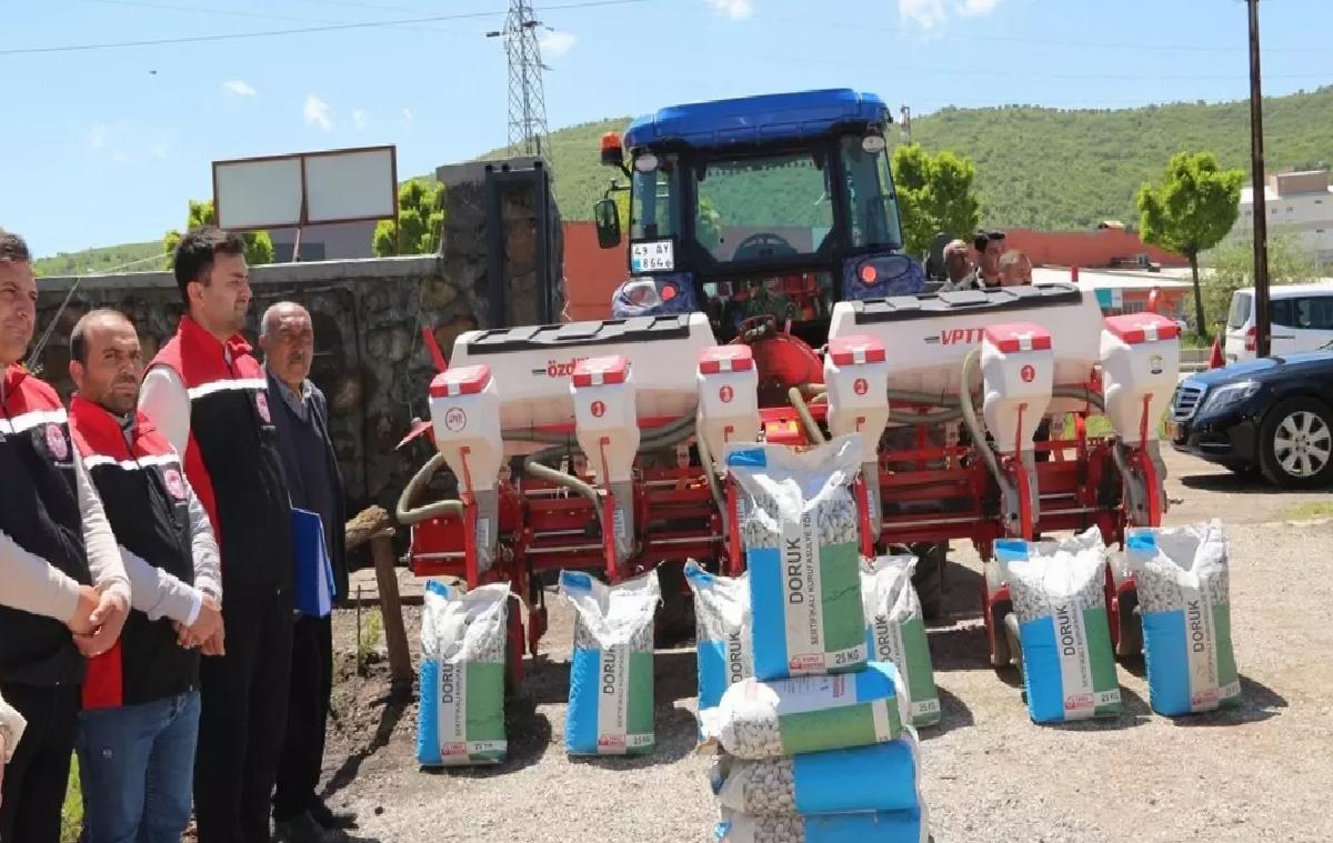 Güroymak’ta Çiftçilere Kuru Fasulye Tohumu Dağıtıldı