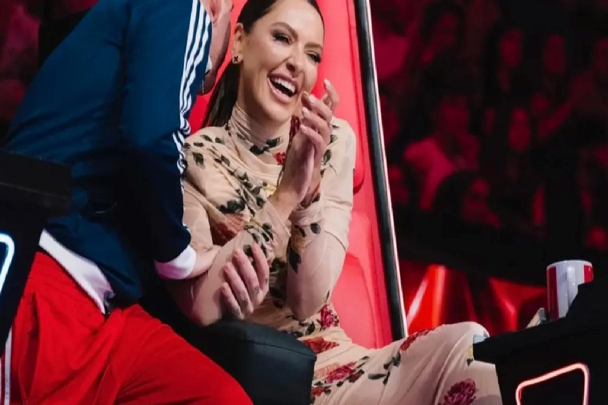 Hadise’nin tercihi desenli küçük elbise oldu