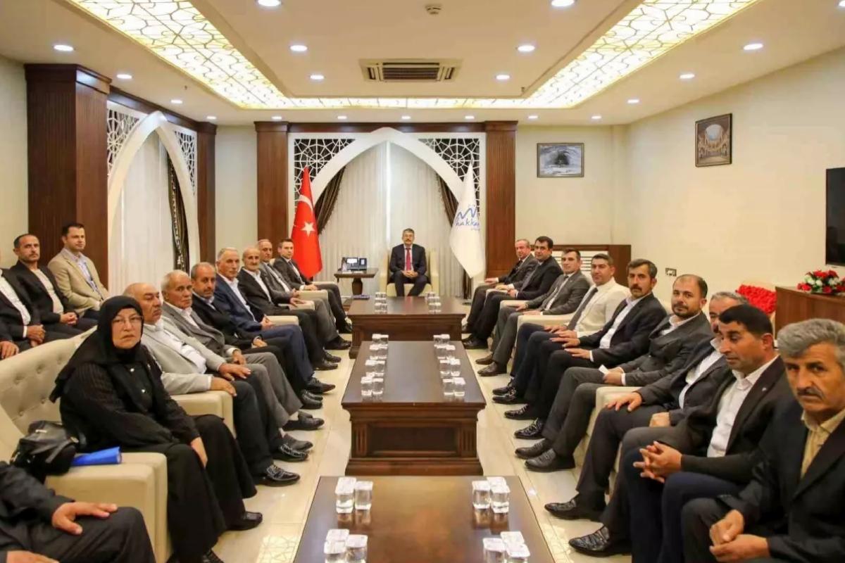 Hakkari Valisi Ali Çelik, Şemdinli Muhtarlarıyla Toplantı Düzenledi