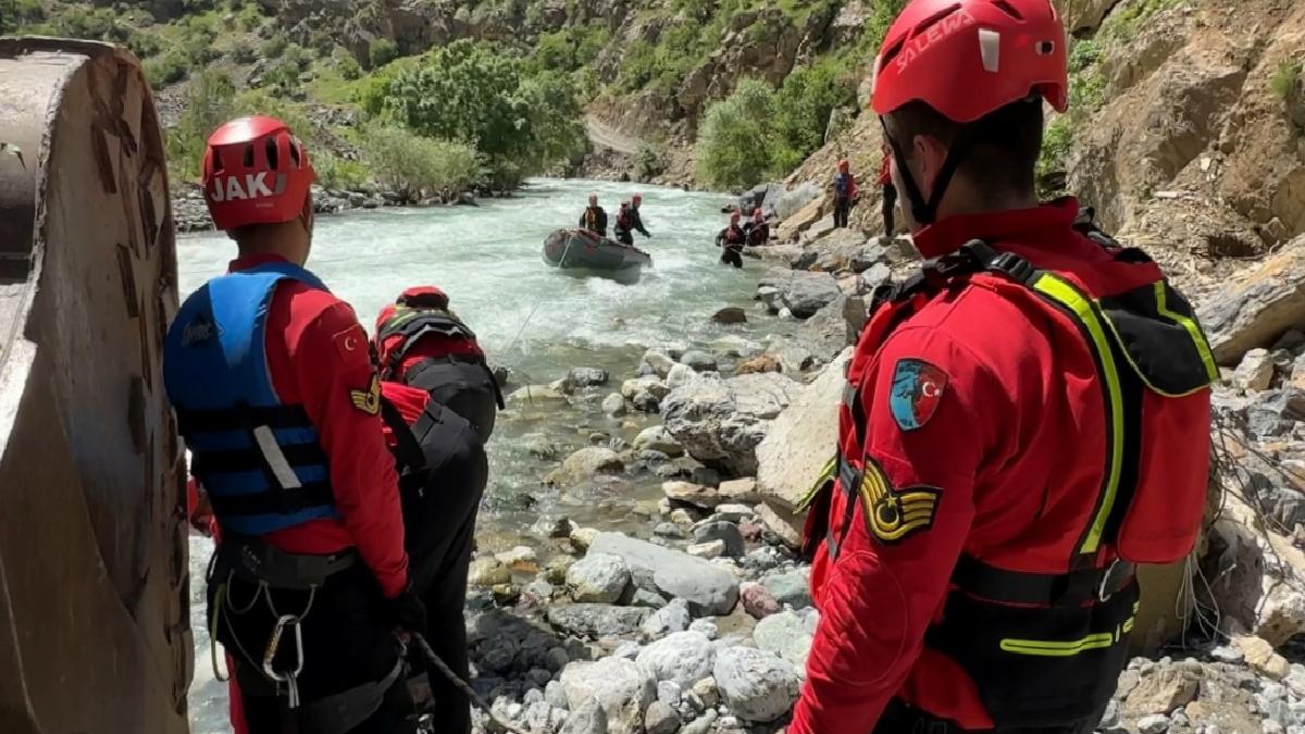 Hakkari’de dereye düşen genci arama çalışmaları 9 gündür sürüyor