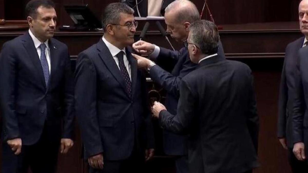 Hasan Ekici, AK Parti’ye katıldı: Rozetini Cumhurbaşkanı Erdoğan taktı