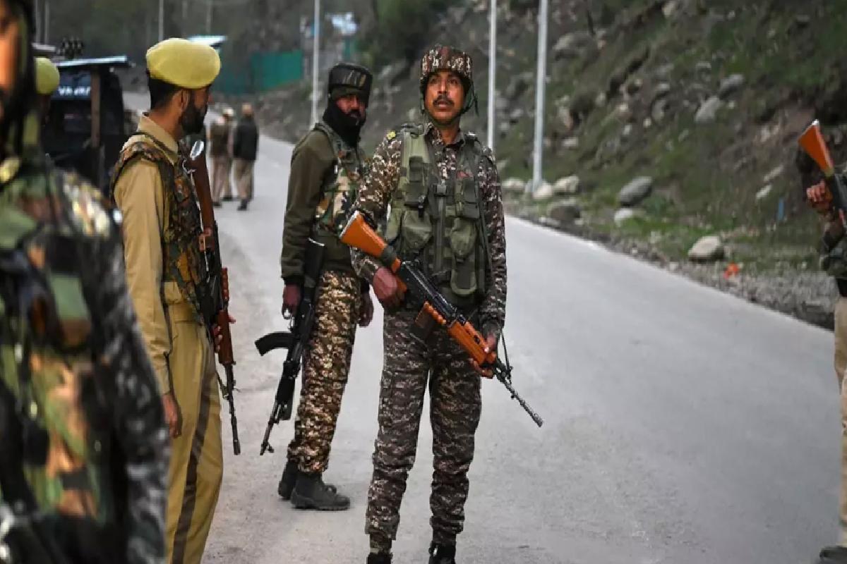 Hindistan’ı sorumlu tuttular! Pakistan’da askeri araca bombalı taarruz: 7 meyyit