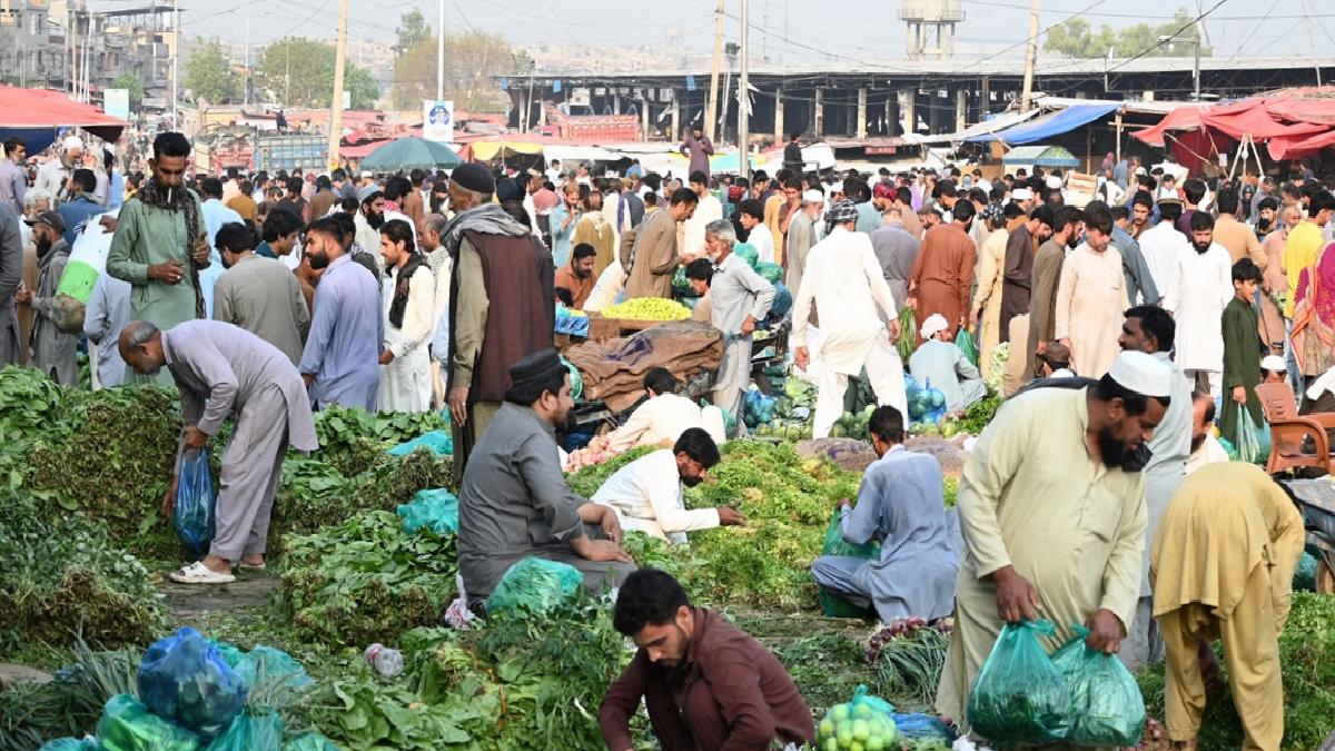 Hindistan’ın saldırısı sonrası Pakistan’da halk temel gereksinim materyalleri stokluyor