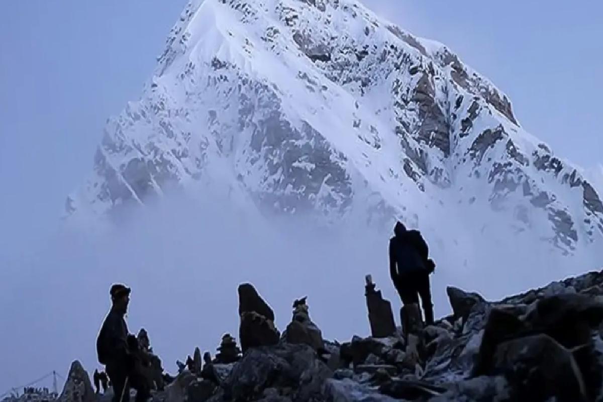 Hint dağcı Everest Dağı’nın tepesinde hayatını kaybetti