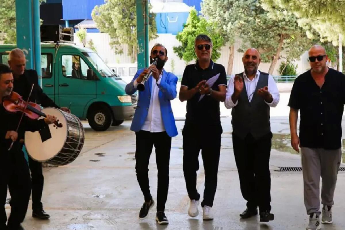 Hukuk gayretini kazandılar, kararı davul zurnayla teslim ettiler