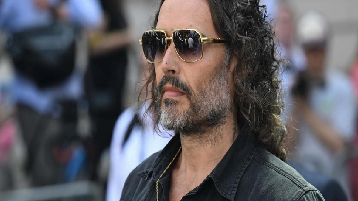 İngiliz oyuncu Russell Brand cinsel hücum suçlamasıyla hakim karşısında