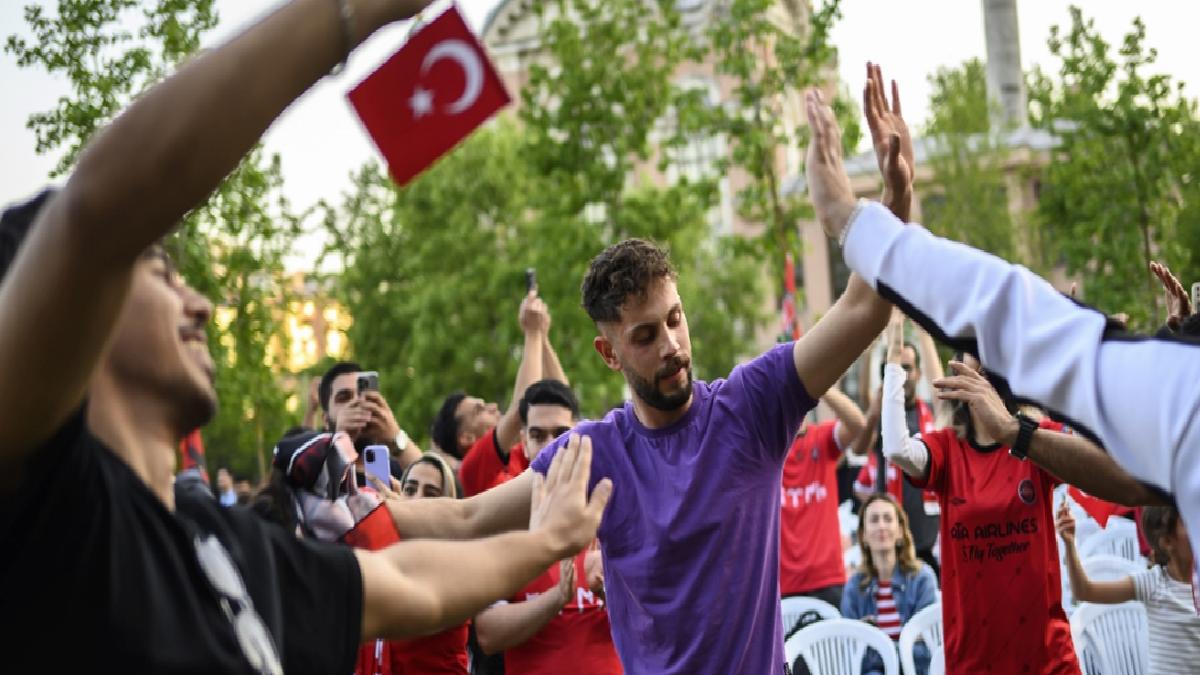 İran futbol ekibi Traktör taraftarları, şampiyonluğu İstanbul’da kutladı