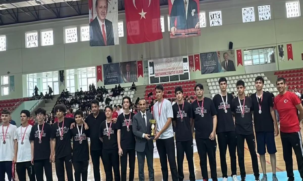 İskenderun’da Atletlere Mükafatlar Verildi