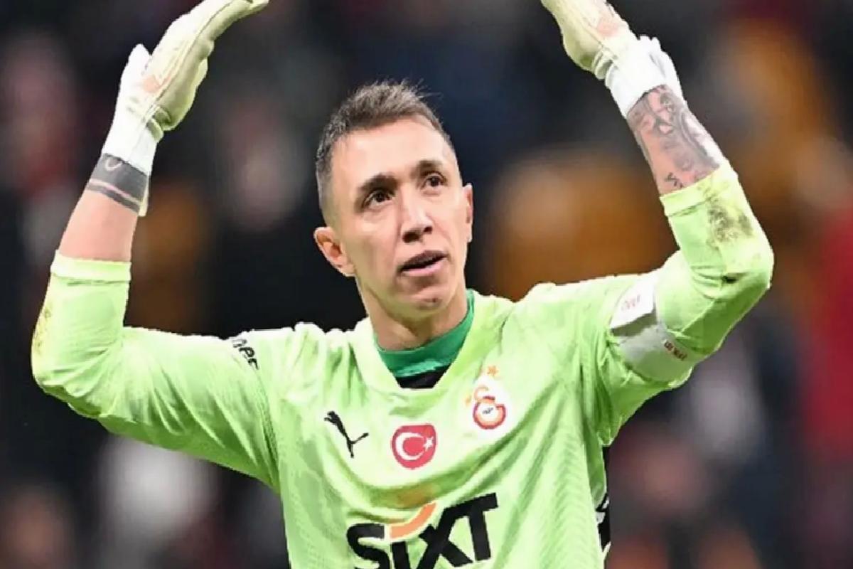 İsmi Galatasaray’la anılan kaleciden sürpriz hareket! Muslera’yı takip etti