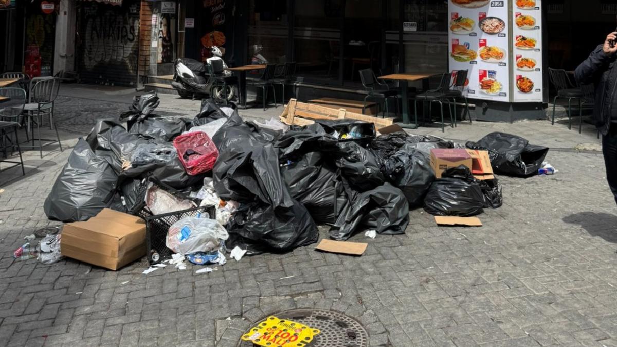 İstanbul Beşiktaş’ta caddelerde çöp dağları