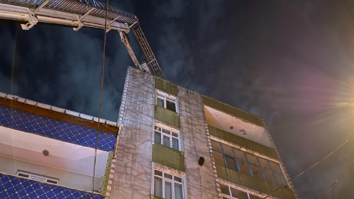 İstanbul’da 7 katlı binanın çatısında yangın paniği