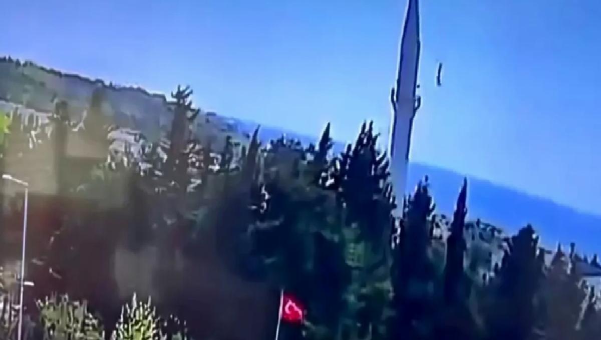 İstanbul’da Sarsıntı Cami Minaresini Vurdu