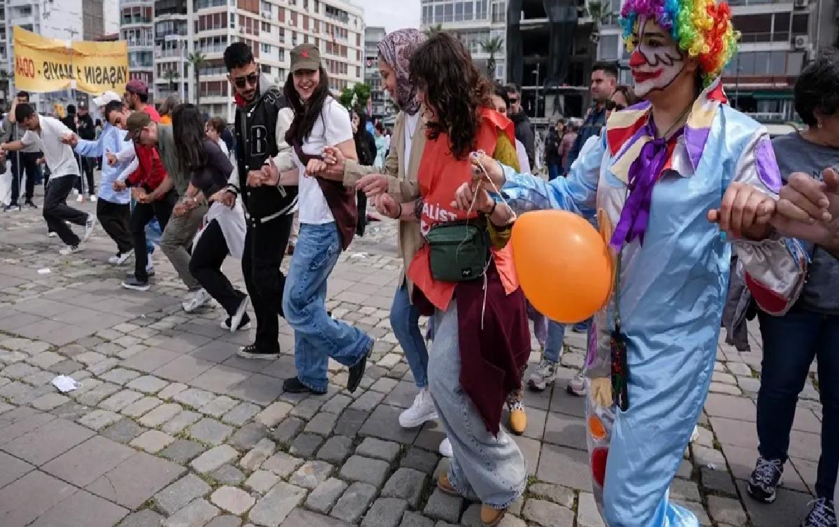 İzmir ve etraf vilayetlerde 1 Mayıs Emek ve Dayanışma Günü kutlandı