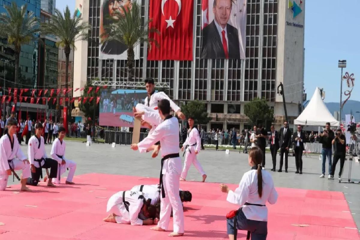 İzmir’de 19 Mayıs Coşkusu