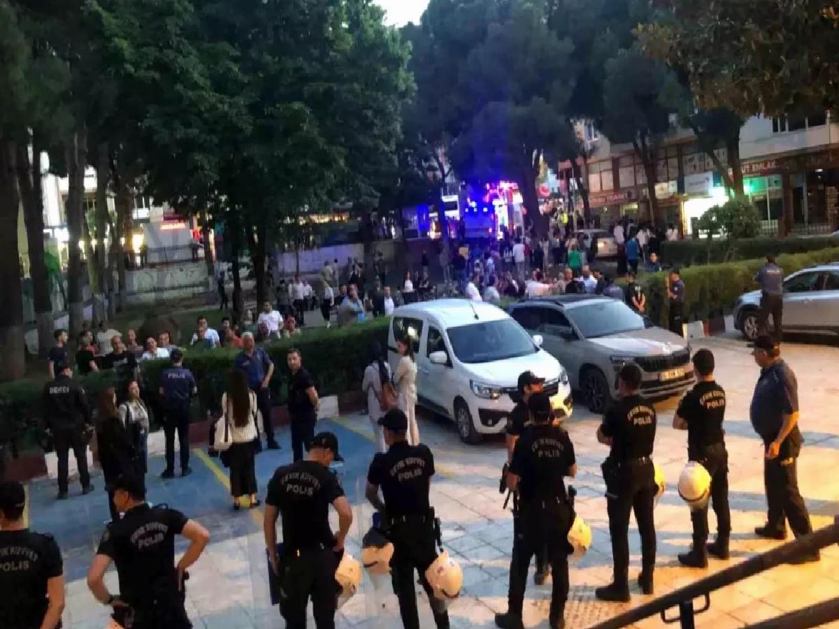 İzmir’de Cumhurbaşkanı’na hakaret içerikli duvar yazısı yazan 4 kuşkulu tutuklandı