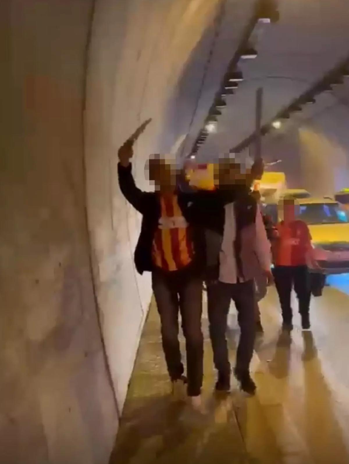 İzmir’de Galatasaray Kutlaması, Bıçaklı Taraftarlar Dikkat Çekti