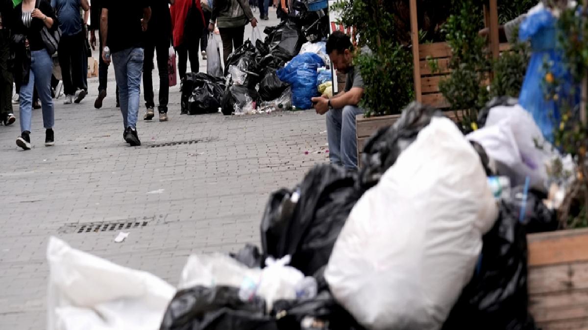 İzmir’de sokaklarda çöp dağları oluştu