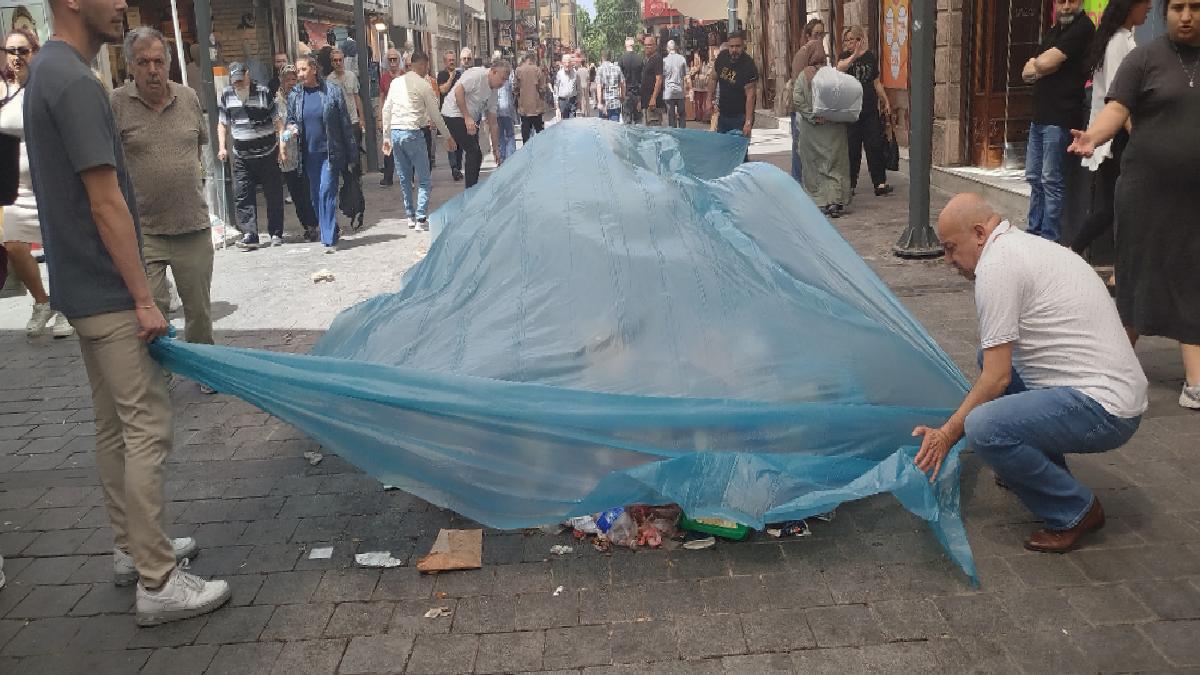 İzmir’in göbeğinde çöpten utanç görüntüsü: Esnaf tahlili üzerini kapatmakta buldu