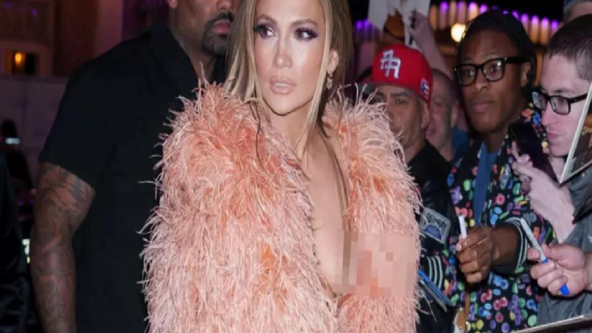 Jennifer Lopez frikik verdi! Tüylü montu kayınca