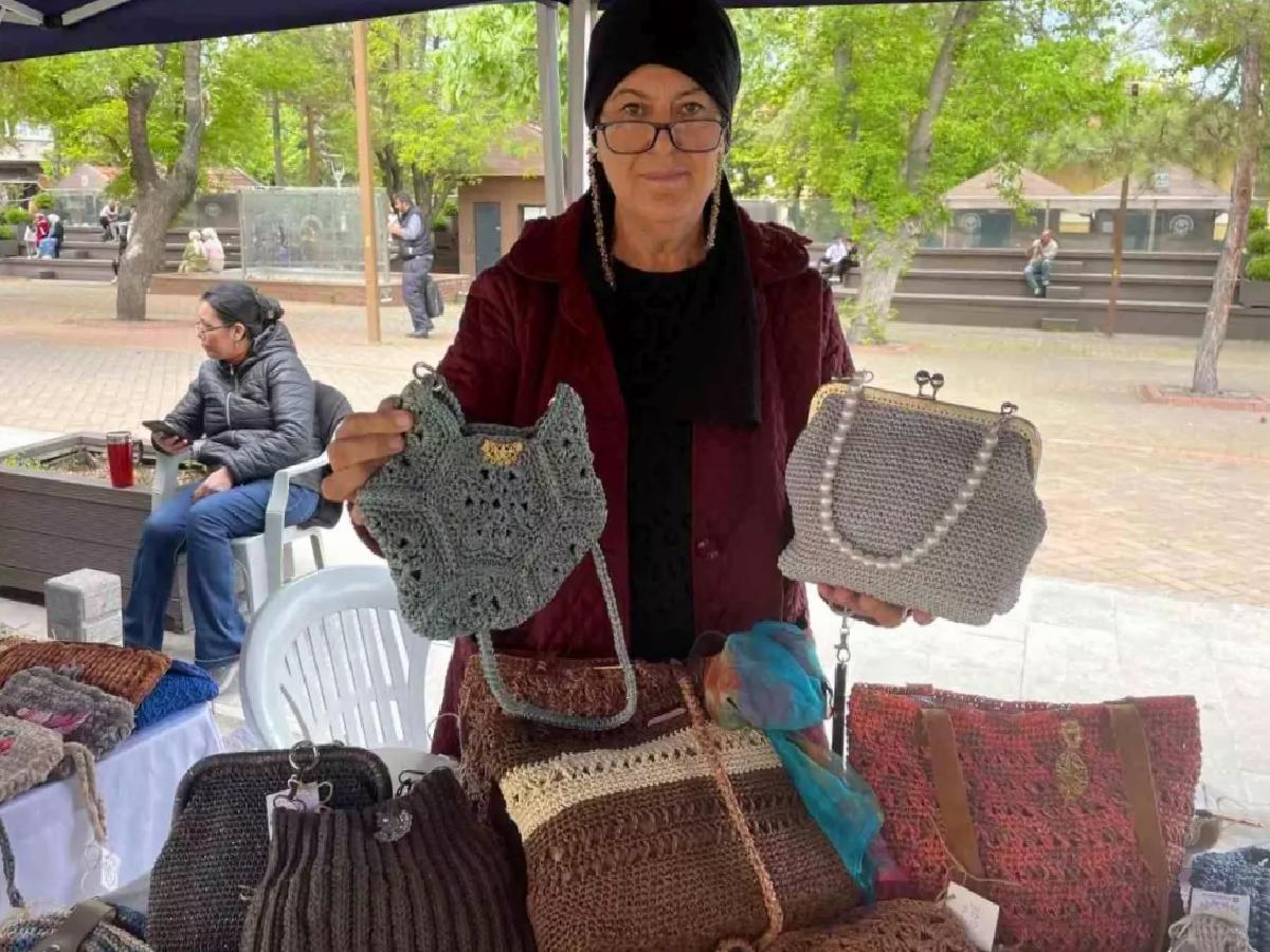 Kadriye Tutku, Hobi Olarak Başladığı Hasır Çanta Üretimini İnternetle Geliştiriyor