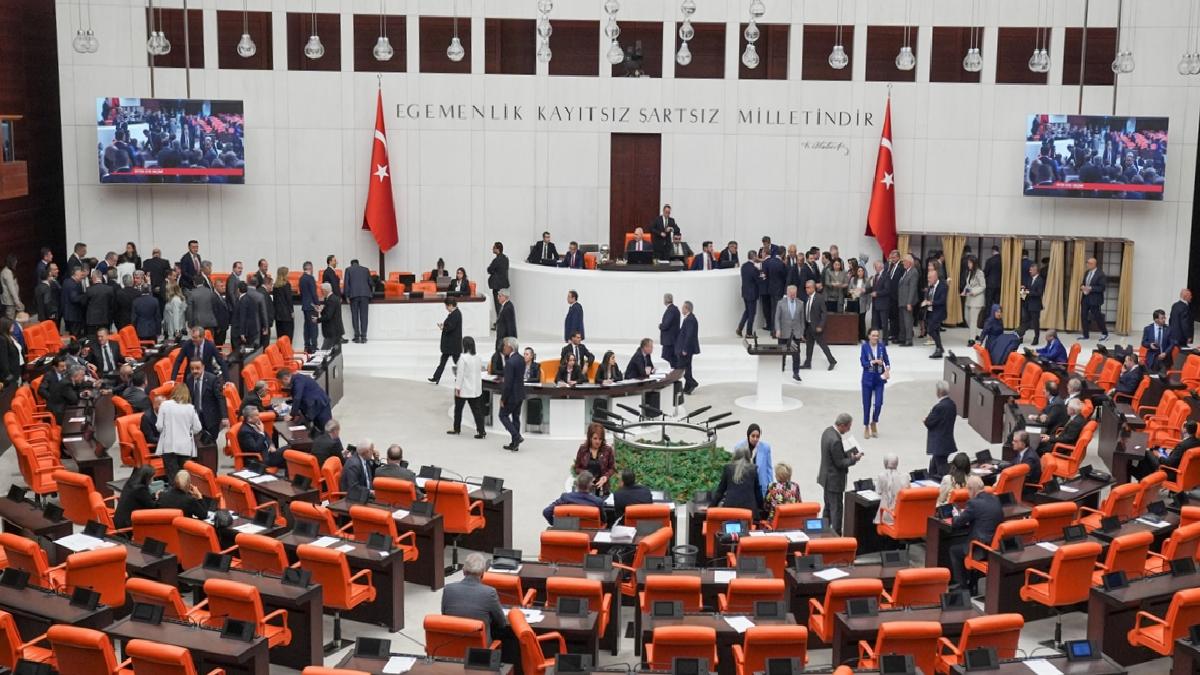 Kanun teklifi TBMM’de kabul edildi: Memurluğa 35 yaş sonu getirildi
