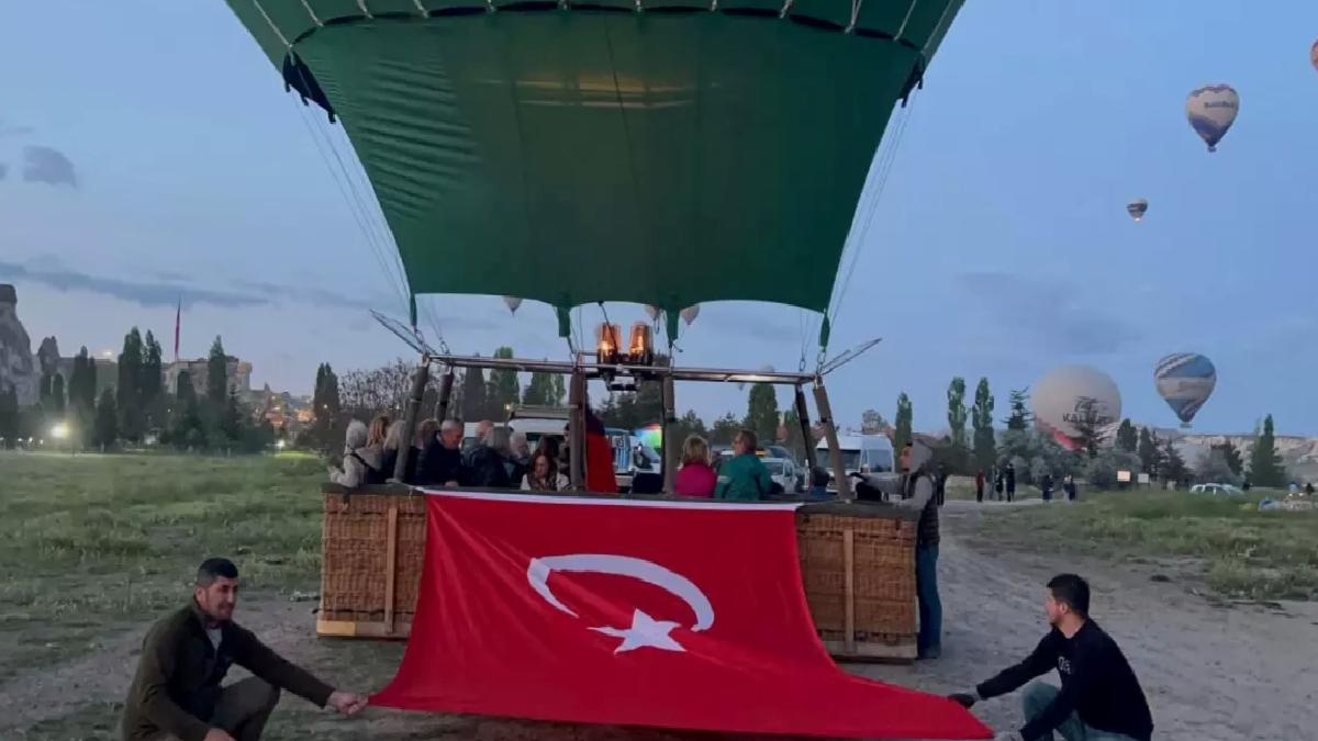 Kapadokya’da Sıcak Hava Balonları Türk Bayrakları ve Atatürk Posterleri ile Havalandı