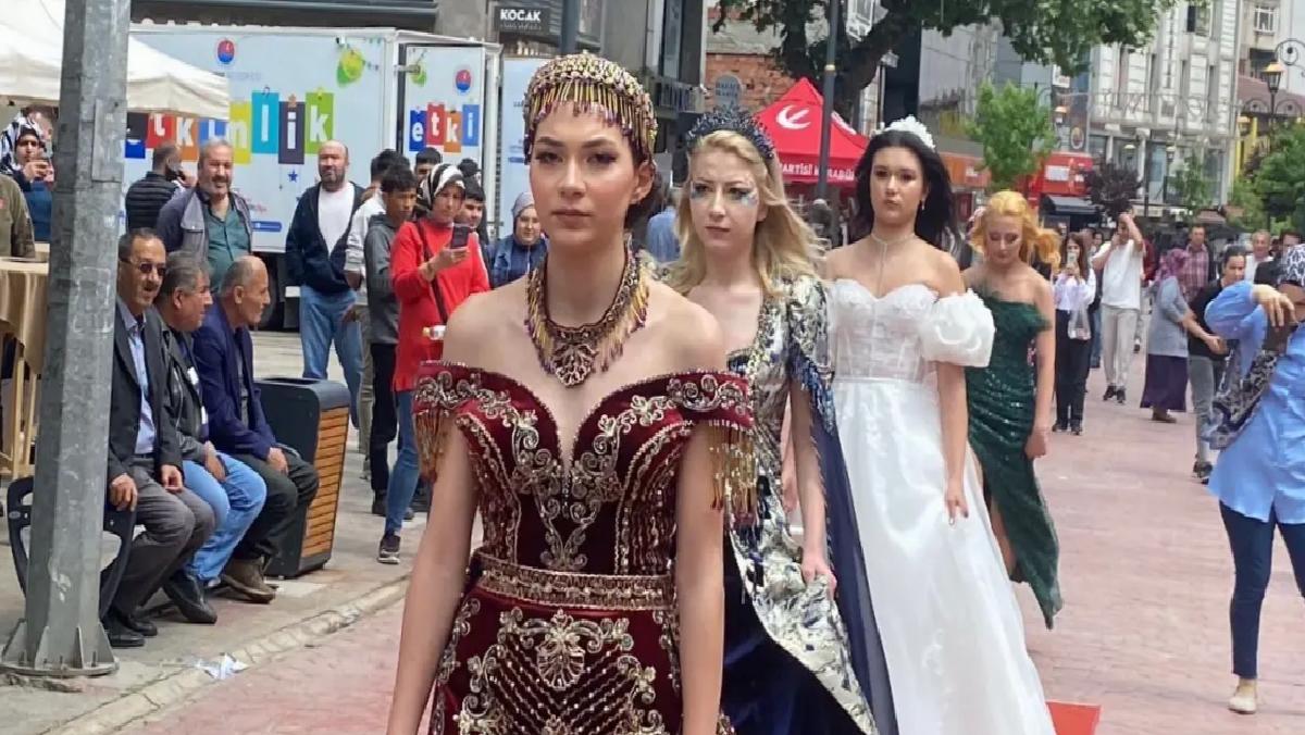 Karabük’te Kuaförler Şenliği Renkli İmajlarla Gerçekleşti