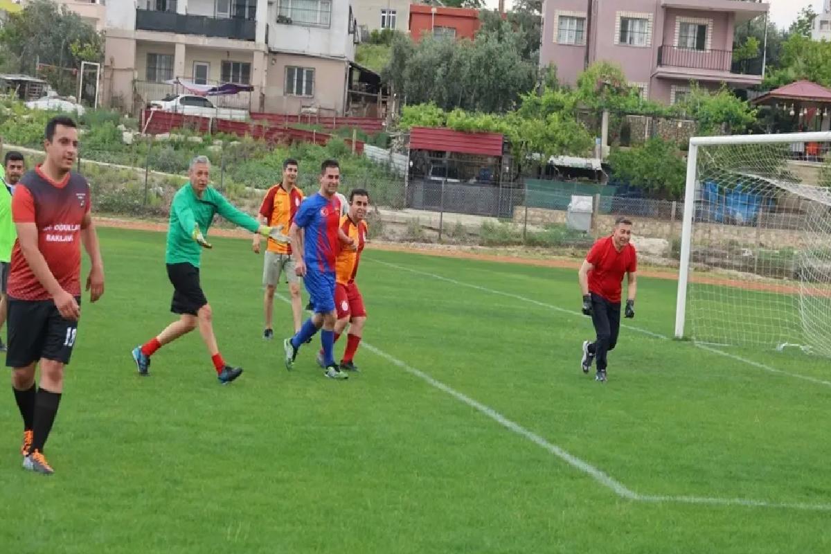 Karaisalı’da Protokol Üyeleri Futbol Maçı Yaptı
