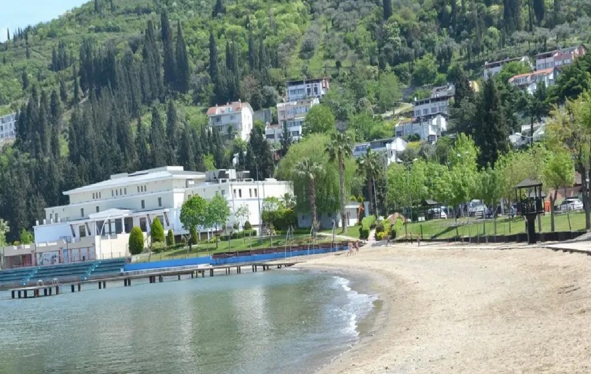 Karamürsel’de gençler deniz keyfi yaptı