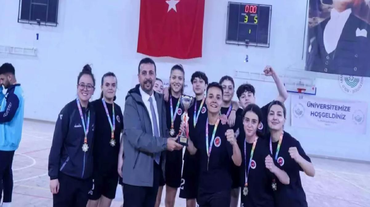 Kastamonu Üniversitesi Bayan Futsal Kadrosu Namağlup Şampiyon