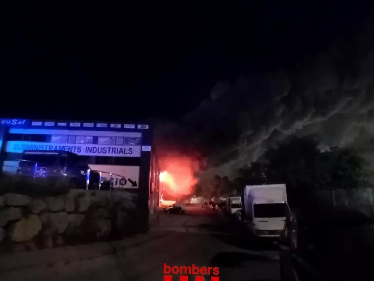 Katalonya’da Paklık Eserleri Deposunda Yangın: 160 Bin Şahsa Dışarı Çıkmamaları Uyarısı