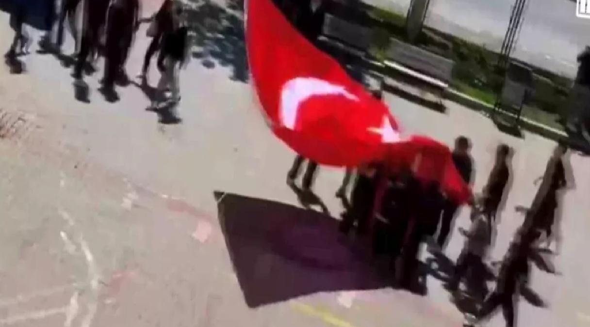 Kayseri’de Öğrenciler Yere Düşen Türk Bayrağını Yakalayarak Alkış Topladı